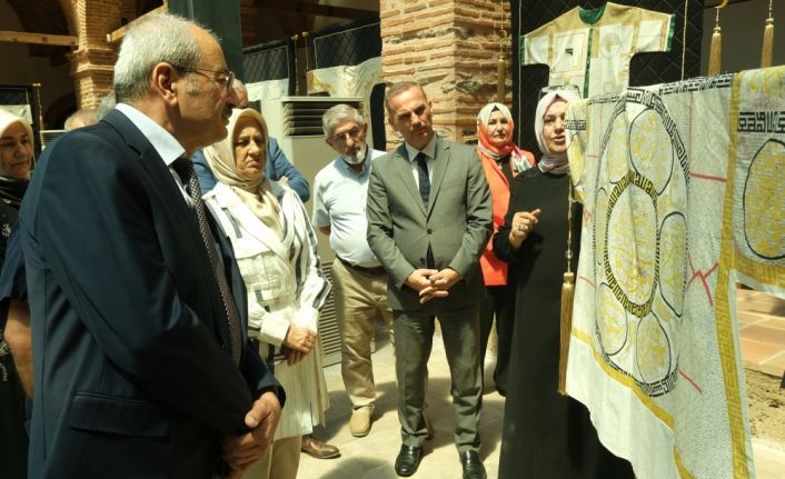 Osmanlı padişahlarının dualı gömleklerinin replikaları Bursa'da sergilendi