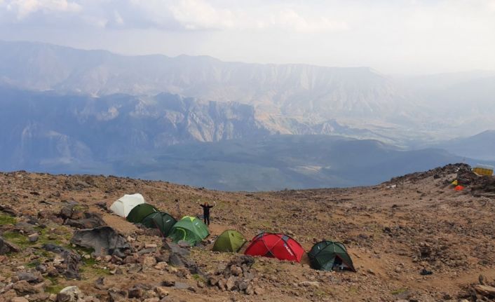 Türk dağcılar İran'daki Demavend Dağı'nın zirvesinde bayrak açtı