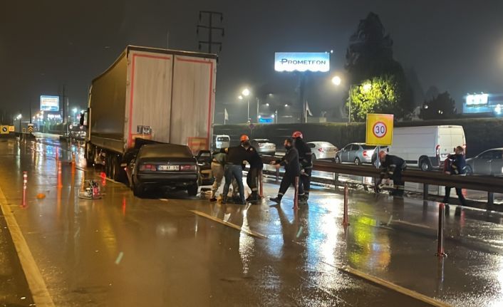 Kocaeli'de tıra çarpan otomobildeki 1 kişi öldü, 3 kişi yaralandı