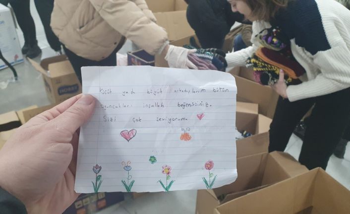 Edirneli çocuklar oyuncaklarını “sevgi dolu“ notlarla deprem bölgesine yolluyor