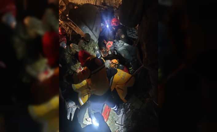 Kahramanmaraş'ta enkaz altında kalan kişi depremden 72 saat sonra kurtarıldı