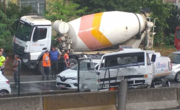 Kartal'da beton mikserinin çarptığı tankerin sürücüsü yaralandı